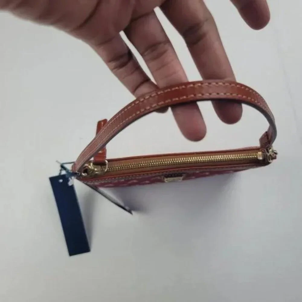 Dooney & Bourke reposhing this
